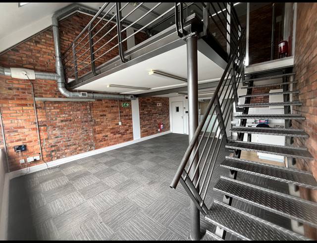 92M² OFFICE TO LET IN GREEN POINT